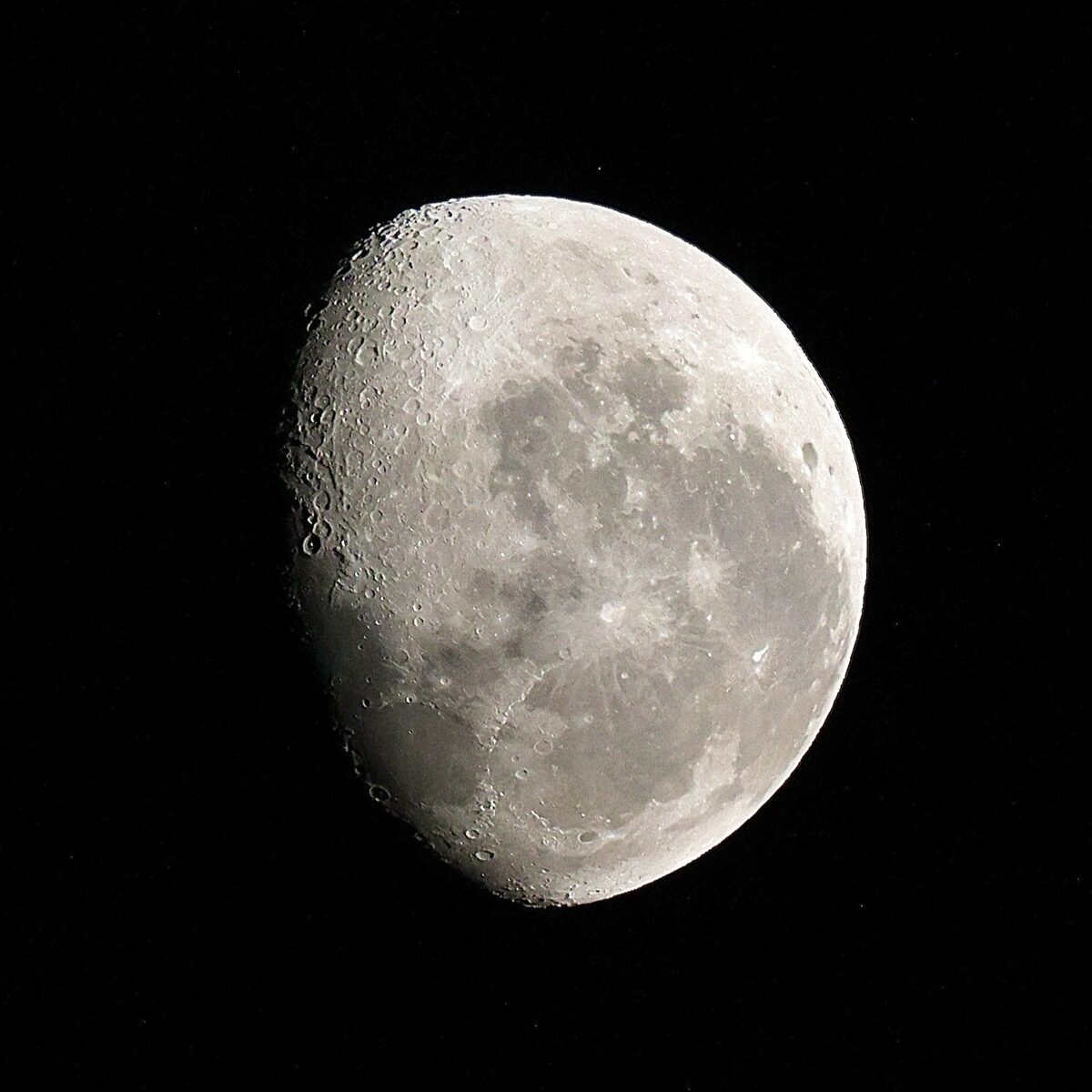 Lunar detail — Canon R5 at 800mm